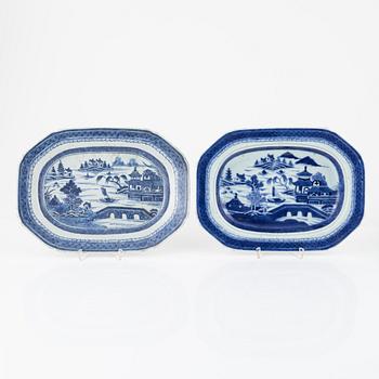 A Chinese blue and white service, 22 parts, Qing dynasty, 19th century.