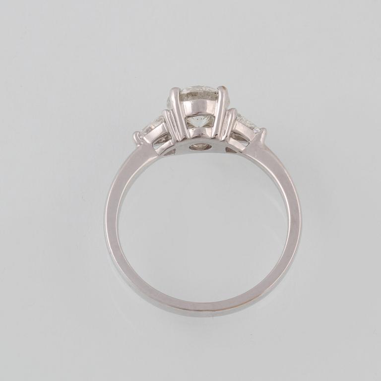 RING, 18K vitguld med briljantslipad diamant ca 1.02 ct samt 2 triangelslipade diamanter ca 0.31 ct. Vikt 3,2 gram.