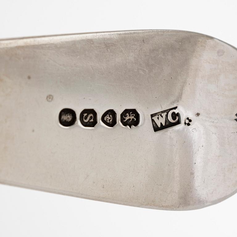 Fiskspade och fruktskedar, 2 st, sterlingsilver, London 1833 och 1788 och Sheffield 1904..