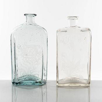 Brännvinsflaskor, glas, 2 st, en daterad 1841, enligt uppgift från norra Hälsingland.