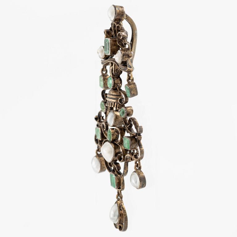 Pendant with emeralds and half-pearls.