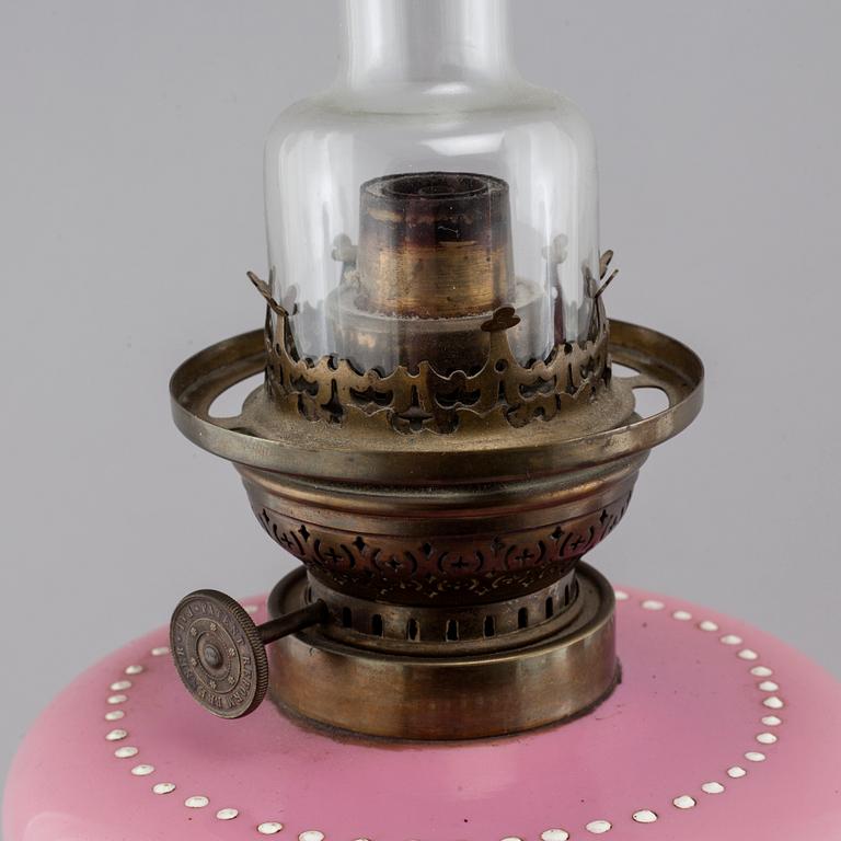 A glass paraffin lamp and a glass vase, around the year 1900.