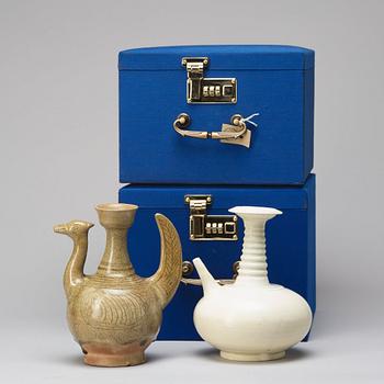 KENDI, två stycken, porslin. Thailand, varav en Sawankhalok, 1500-tal.