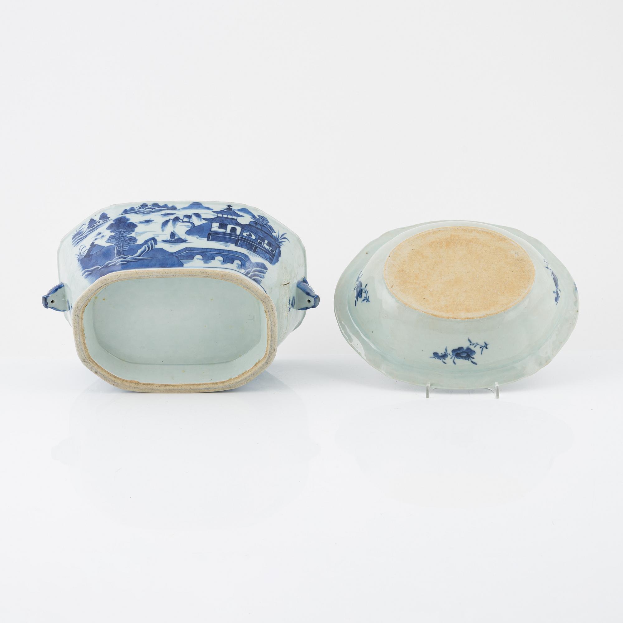 Two blue and white porcelain tureens, Qing Dynasty, Jiaqing (1796-1820).