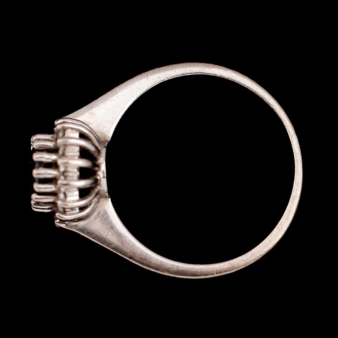 RING, 14 k vitguld, blå safir ca 1.20 ct, diamanter tot ca 0.16 ct.