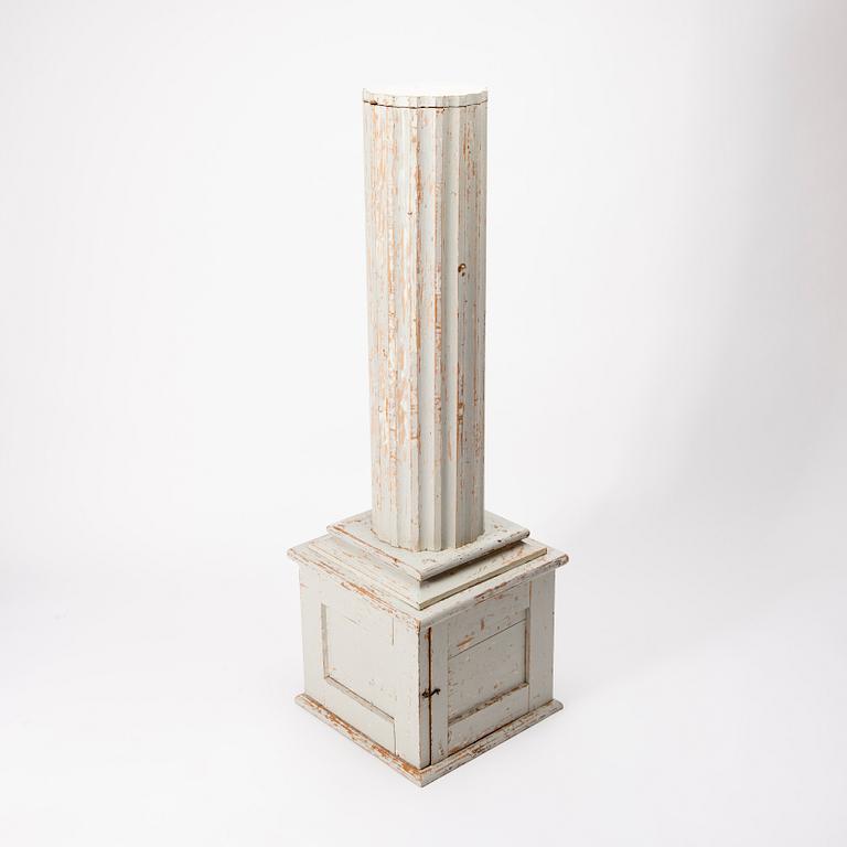KOLONNSKÅP, gustaviansk, 1800-talets första hälft.
