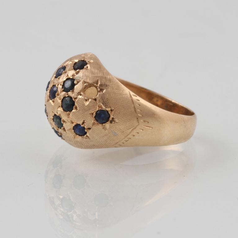 RING, 18K guld med fasettslipade blå safirer. Vikt 4,7 gram.