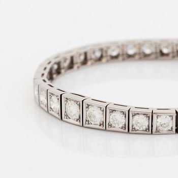 An 18K white gold bracelet set with round brilliant-cut diamonds.