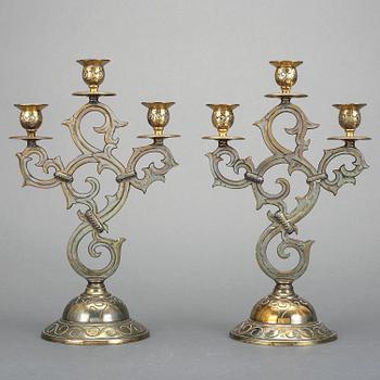 KANDELABRAR, ett par, mässing, 1900-talets början.