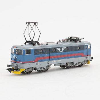 Märklin, a electrical locomotive and a four passenger car set, gauge H0, in boxes.