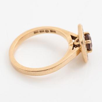Ring 18K gold with a brown stone and round brilliant-cut diamonds.