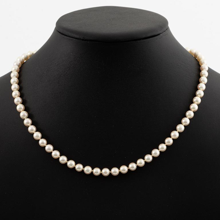 Pearl necklace, with cultured pearls, clasp 18K gold.