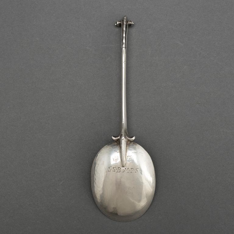 SKED med volutformad knopp, av Henrik Möller, Stockholm (verksam 1645-1690).