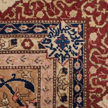 A CARPET, a semi-antique Tabriz, ca 466 x 328,5 cm.