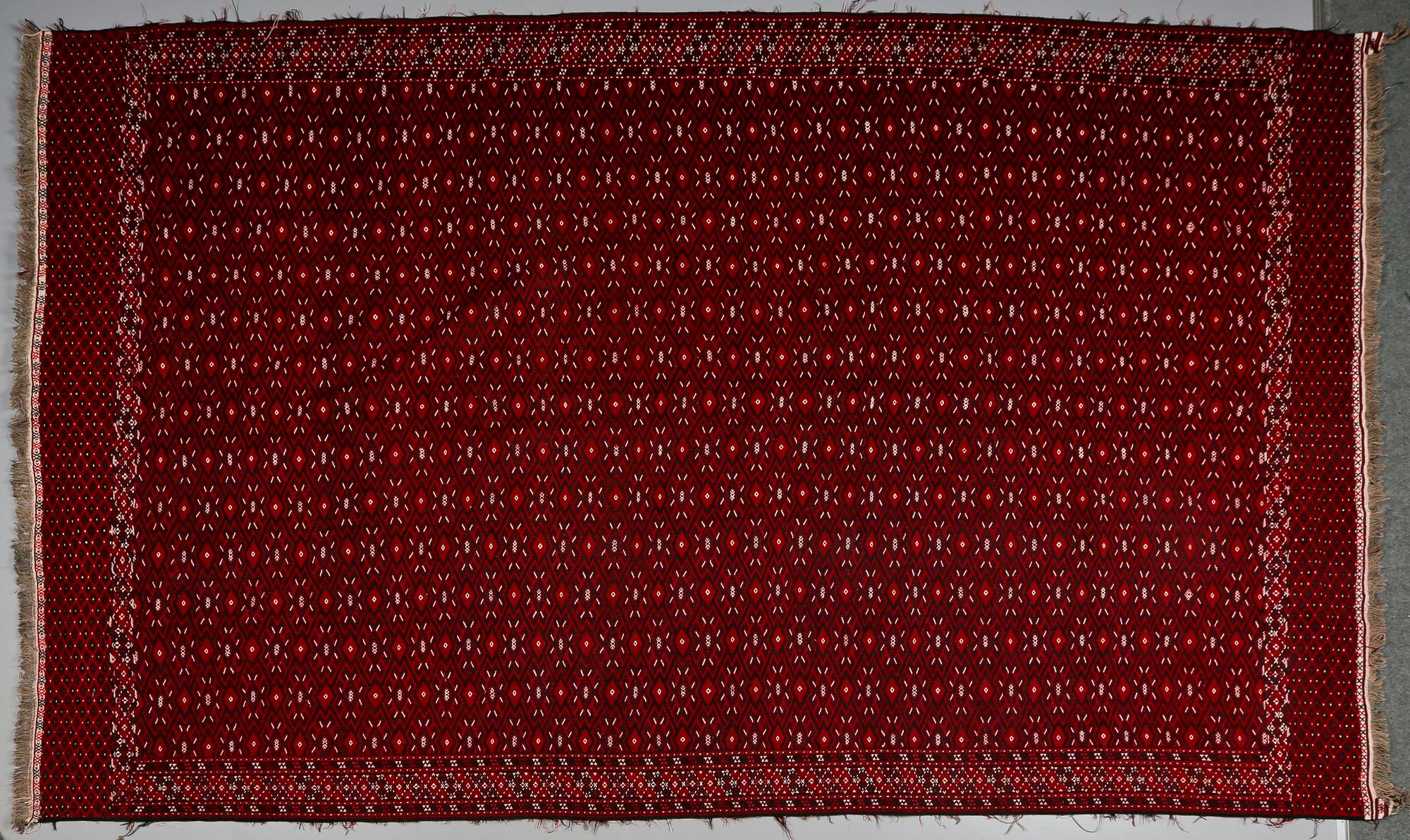 MATTA, troligen Soumak, modern tillverkning, 394 x 296 cm.
