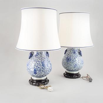 VASER, omgjorda till BORDSLAMPOR, ett par. Kina, modern tillverkning.
