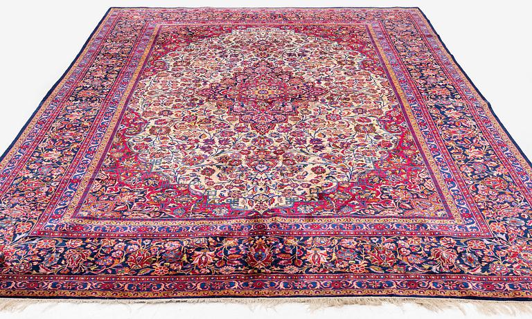 A semi-antique silk Kashan carpet, central Persia (Iran), c. 318,5 x 213,5 cm.