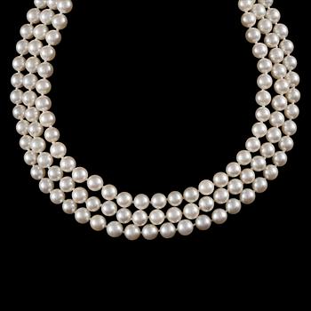 COLLIER, 3-rader med odlade saltvattenspärlor, lås med akvamarin ca 13.80 ct samt briljantslipade diamanter.