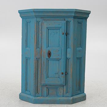 Vägghängt hörnskåp, barockstil, 1900-tal.