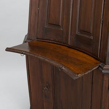 A 18th/19th century two parts corner cabinet.