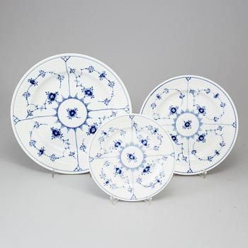 ROYAL COPENHAGEN, 100 psc porcelaine 'Musselmalet'.
