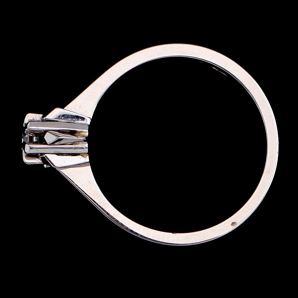 RING, 18 k vitguld med briljantslipad diamant 0.08 ct WVS. Total vikt ca 3 gram.