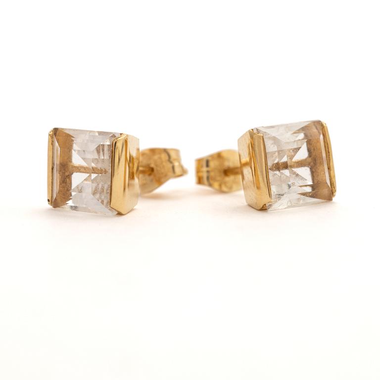 A pair of 18K gold earrings with rock crystal stones.