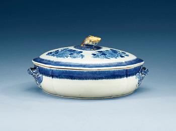 1600. A blue and white "Fitz Hugh" tureen with cover. Qing dynasty, Jiaqing (1796-1820).