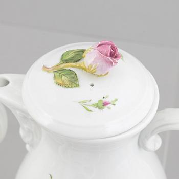 Te- och kaffeservis, 28 delar, samt tvättfat med kanna, porslin, Meissen, omkring år 1900.