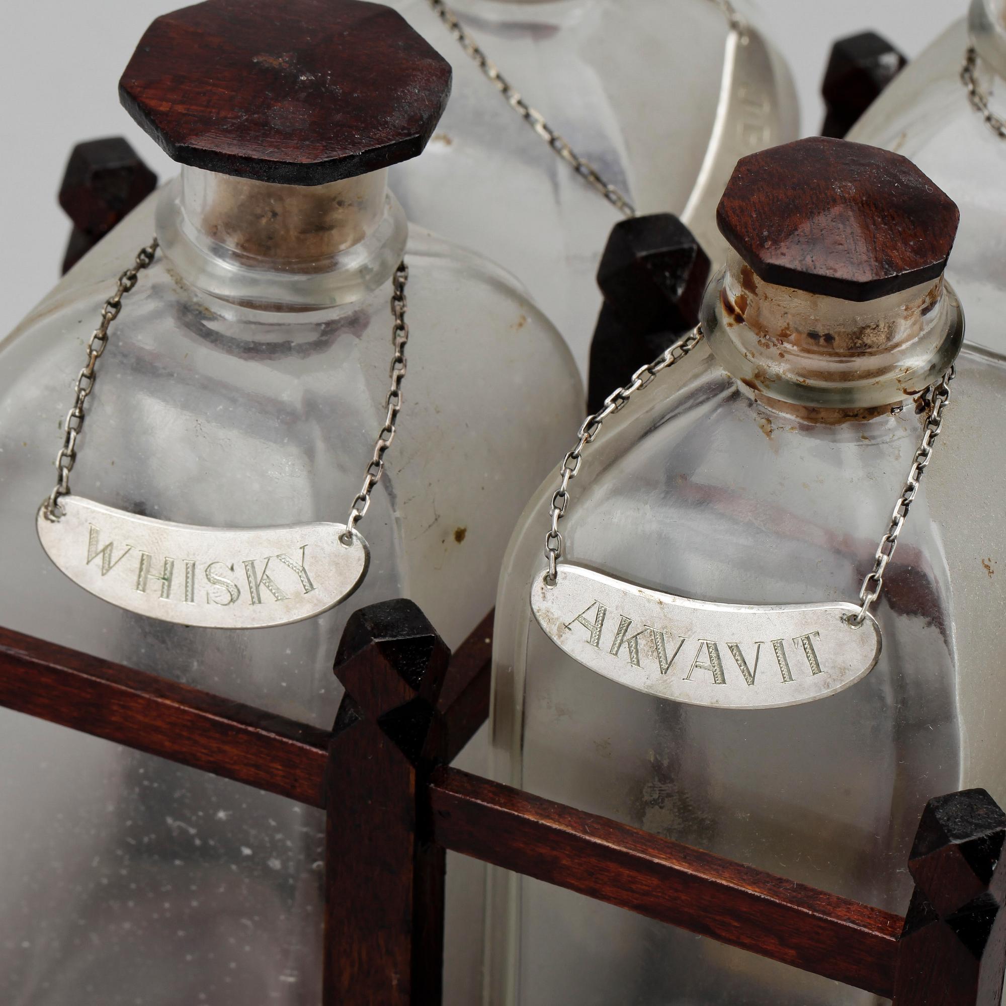 SCHATULL MED FLASKOR, 1800-tal.