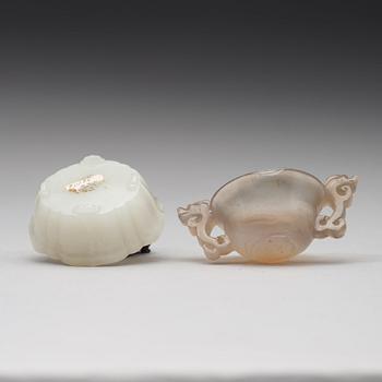 A small nephrite bowl and an agate cup, late Qing dynasty (1644-1912).