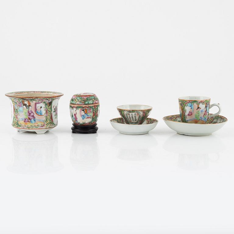 13 Chinese porcelain pieces, 19th/20th century.