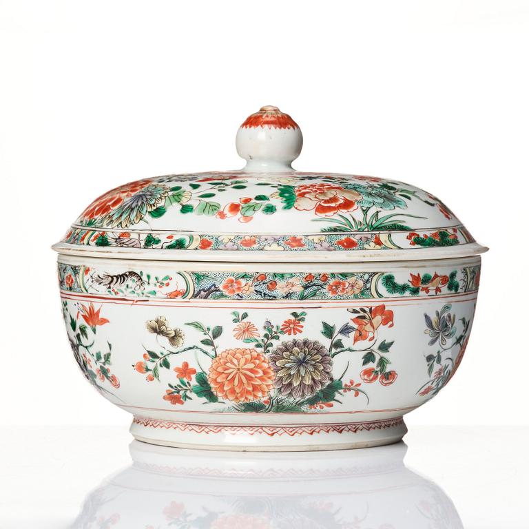 A famille verte tureen with cover, Qing dynasty, Kangxi (1662-1722).