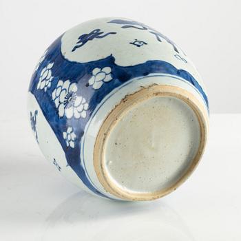 A blue and white jar, Qing dynasty, Kangxi (1662-1722).