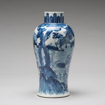 A blue and white vase, Qing dynasty, 19th Century.