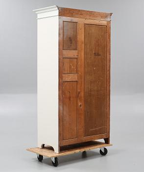 KLÄDSKÅP, jugend, 1900-talets början.