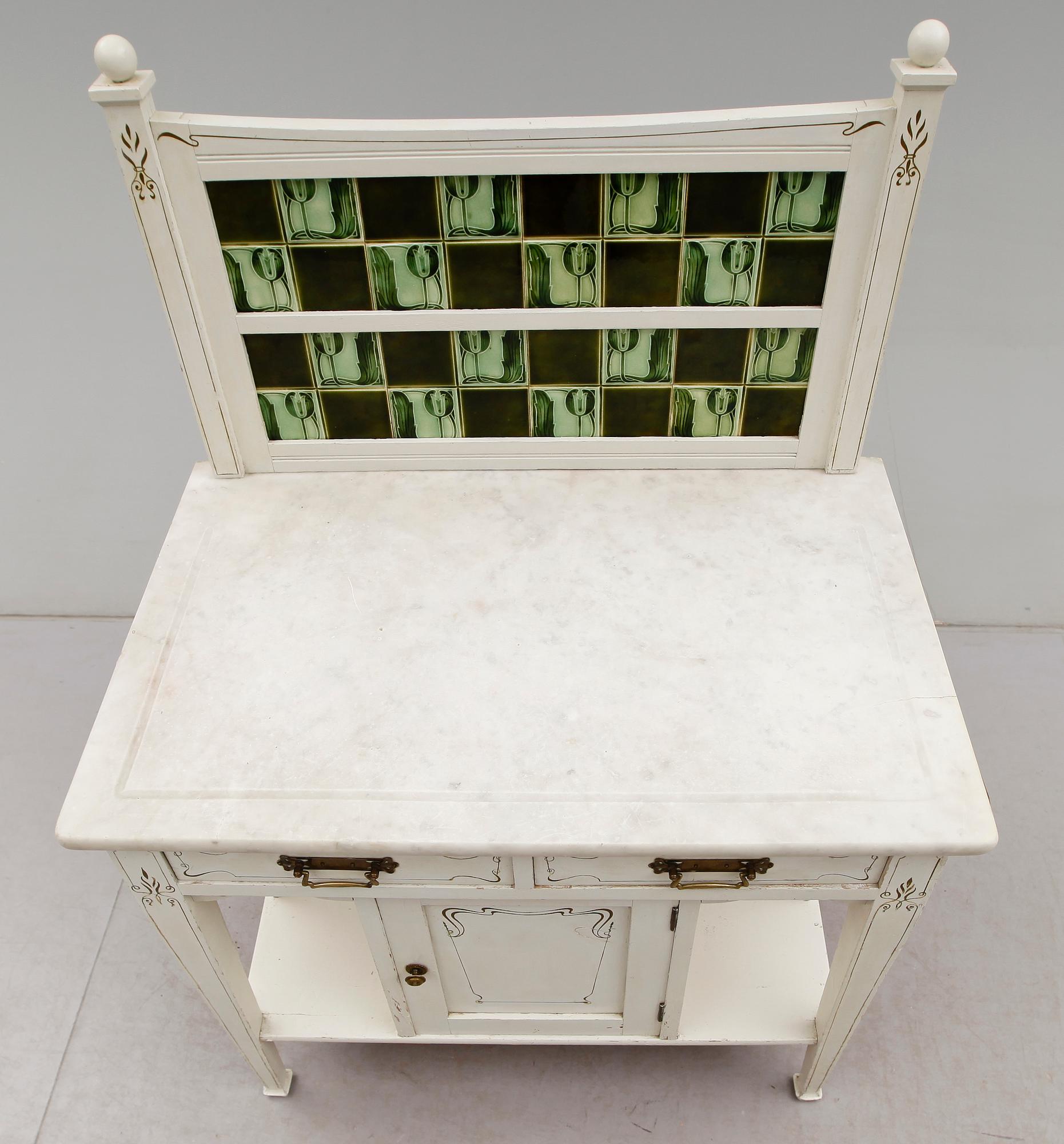 KOMMOD, omkring år 1900.