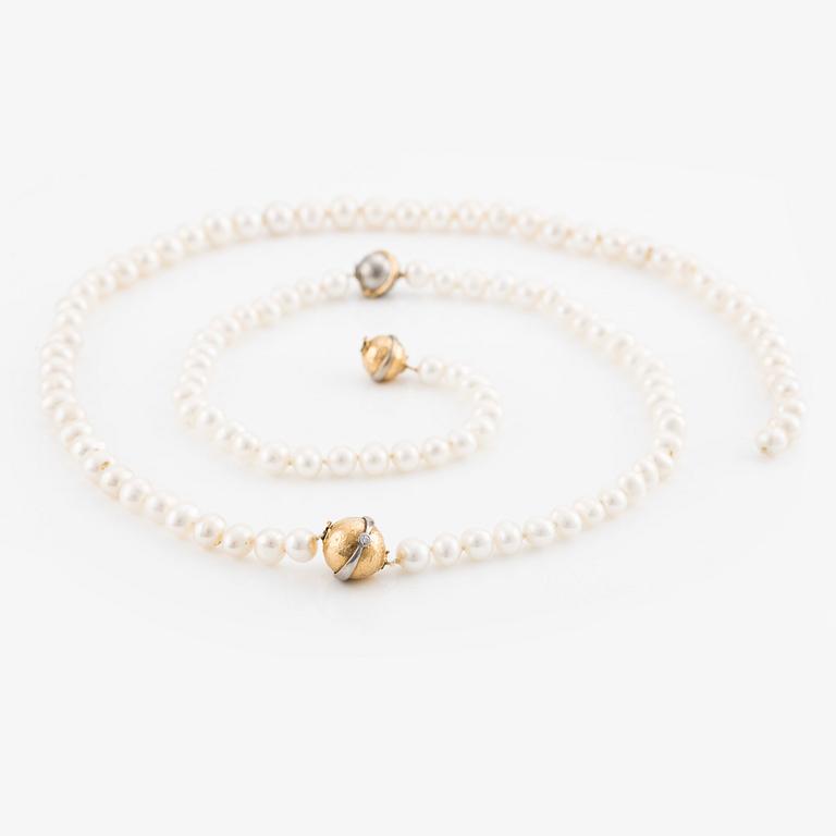 Pearl necklace, 3 pieces, cultured pearls, 3 clasps, Per Borup, 18K gold with small brilliant-cut diamonds.
