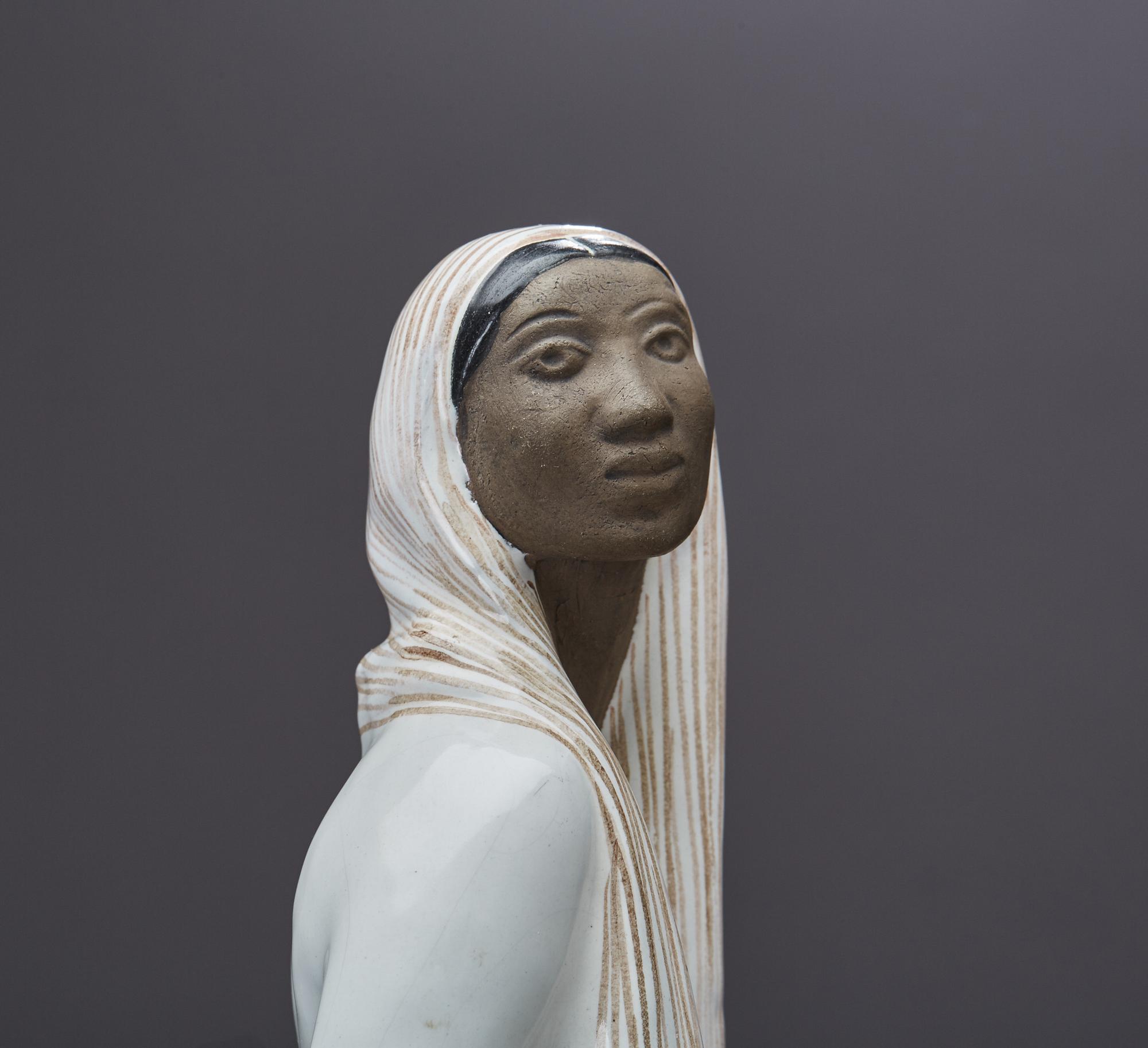 FIGURIN, "Indonesiska", signerad Mari Simmulson, Uppsala Ekeby, 1900-talets andra hälft.