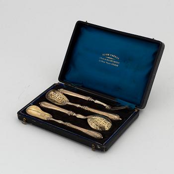 A set of four silver-gilt dessert cutlery, french export mark of Emile Huignard, late 19th century.