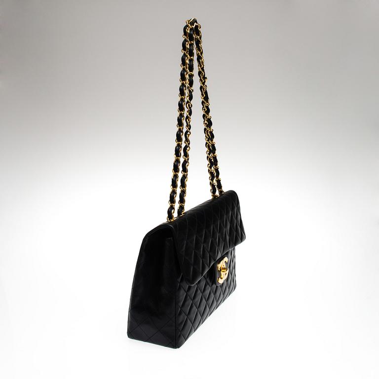 VÄSKA, "Timeless Classic Maxi Flap", Chanel.