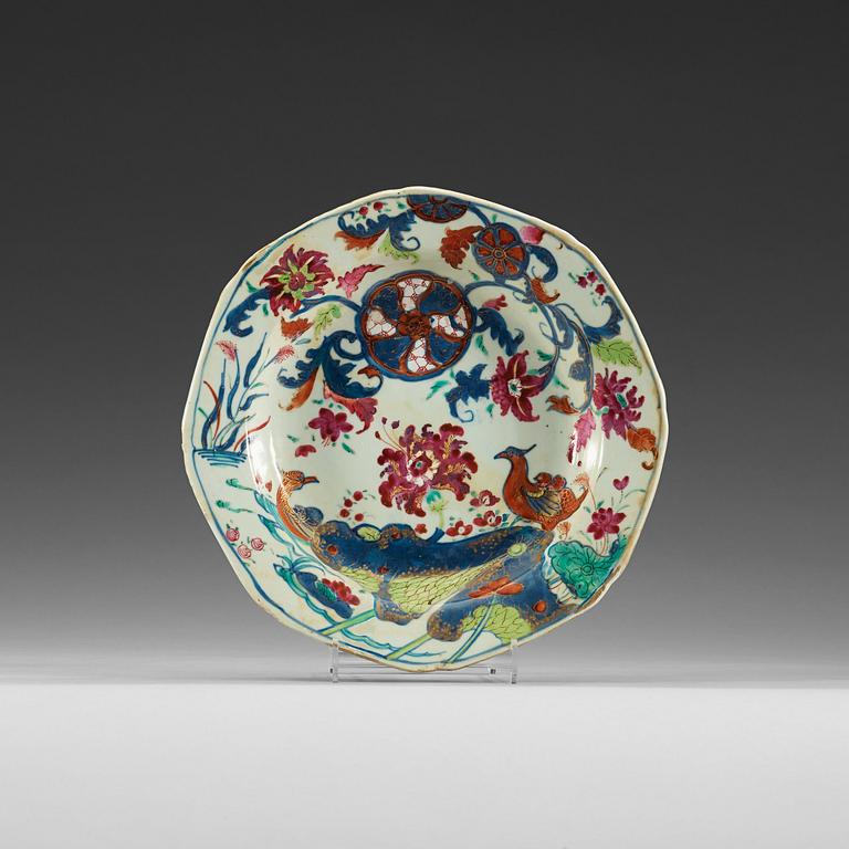 TALLRIKAR, tre stycken, kompaniporslin. Qing dynastin, Qianlong (1736-95).