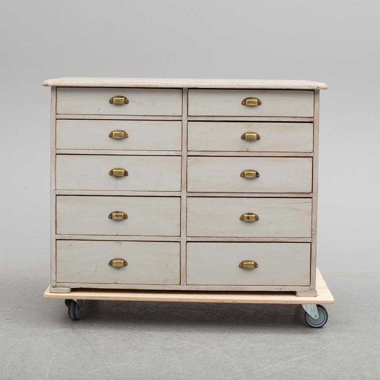 A chest of drawers from around year 1900.