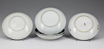 BÄRTALLRIKAR, 5 st, porslin. Qing dynastin. Jiaqing 1796-1820.