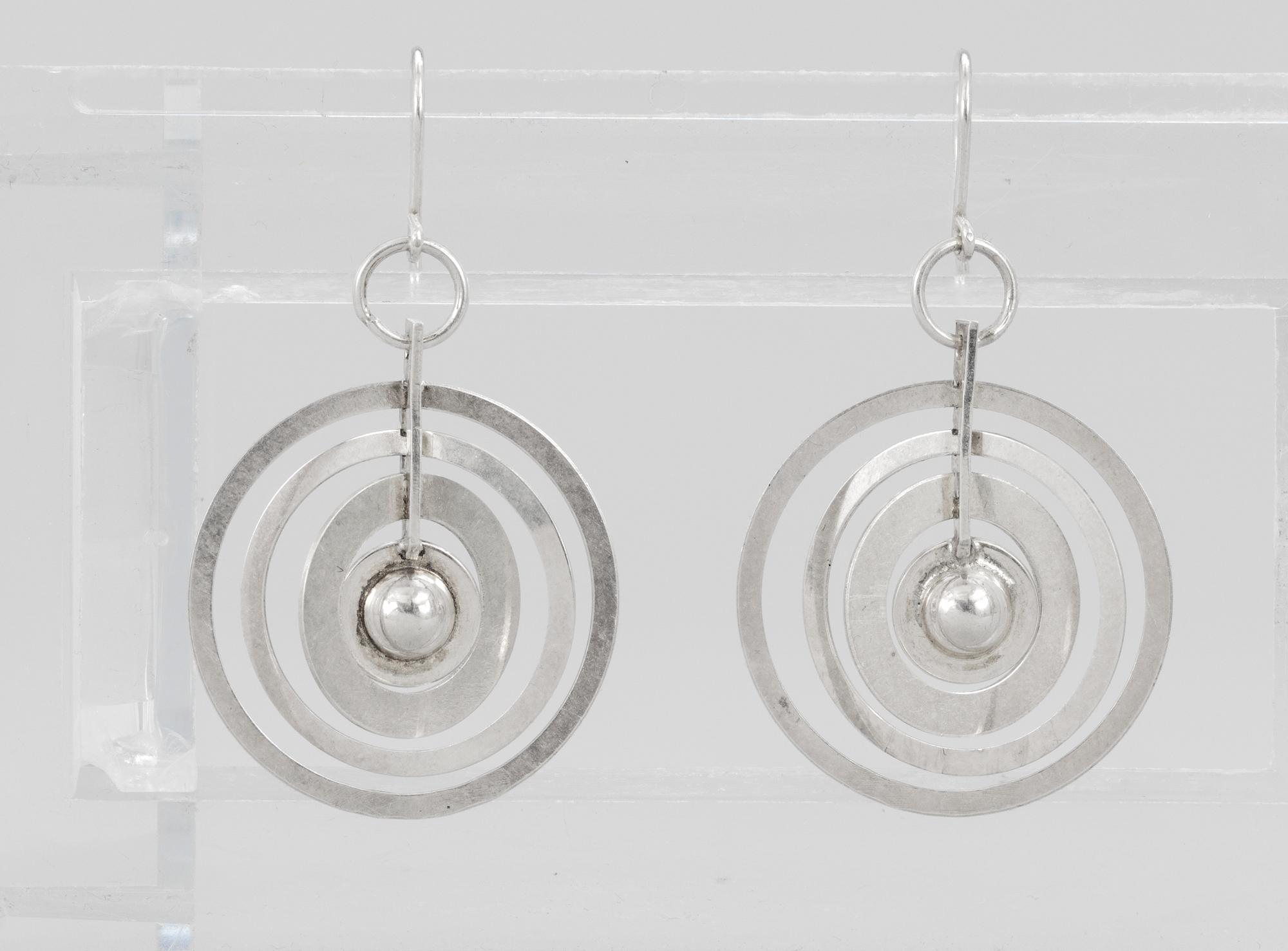 Tapio Wirkkala, TAPIO WIRKKALA, örhängen, 1 par, "Silver Moon", Nils Westerback, Kultakeskus OY , Helsingfors 1971, sterling, svenska. importstämplar.