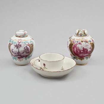 LOCKURNOR, 2 st, samt KOPP, porslin, Europa, 1800-tal.