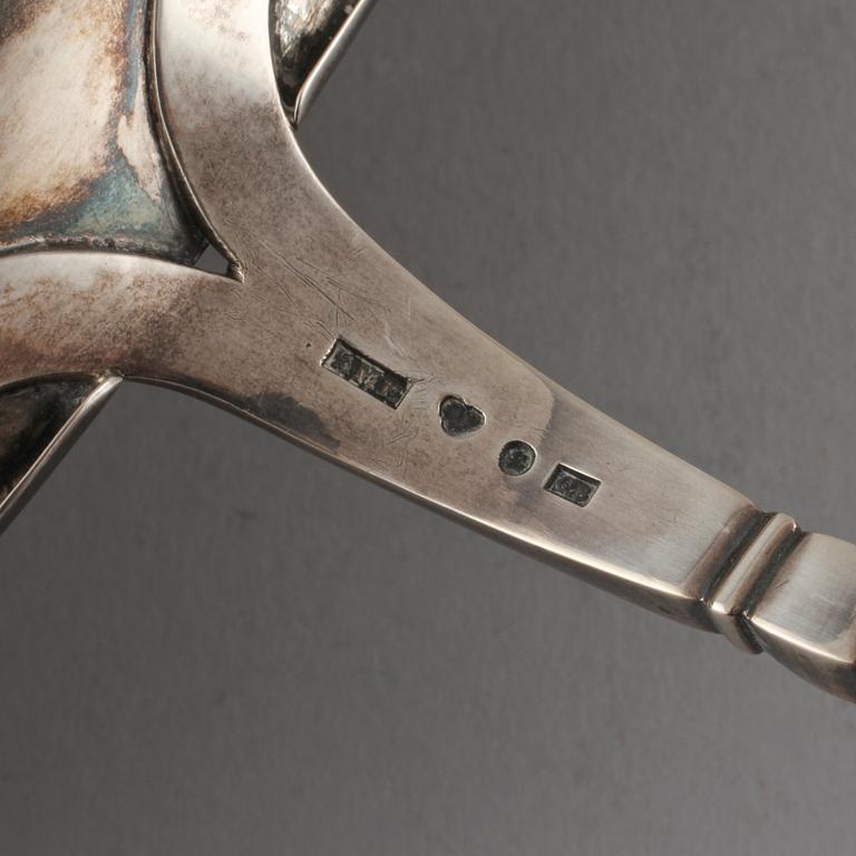 STRÖSKED samt SOPPSLEV, silver och svärtat trä, omkring sekelskiftet 1900. Vikt 150 g.