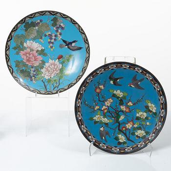 A pair of cloisonné vases, two dishes, two cylindrical vases and a jar with cover, 19/20th century.