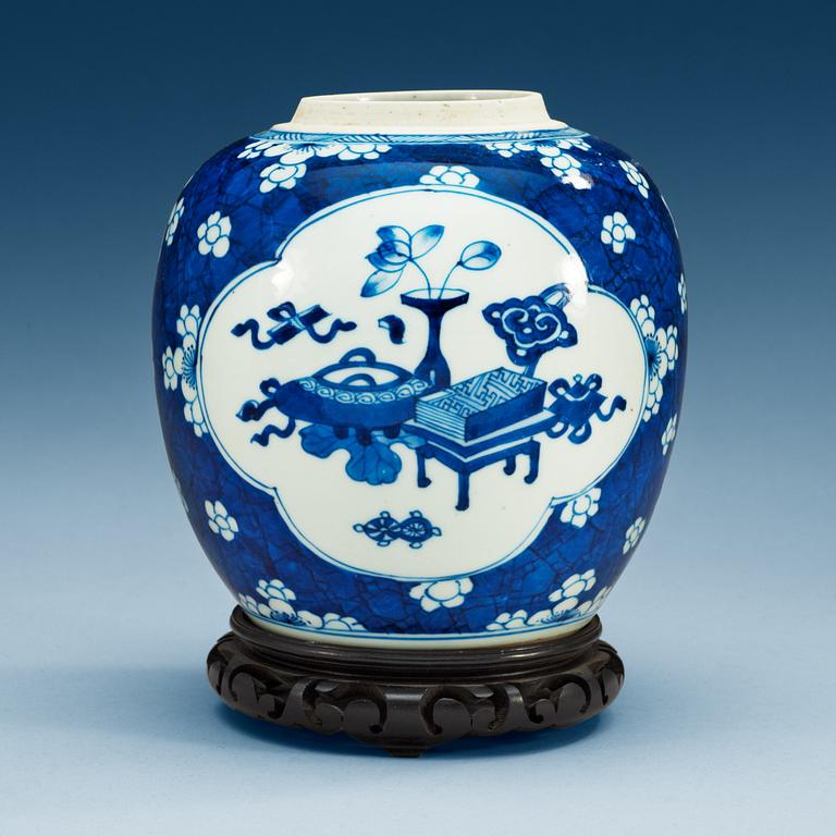 A blue and white pot, Qing dynasty, Kangxi (1662-1722).