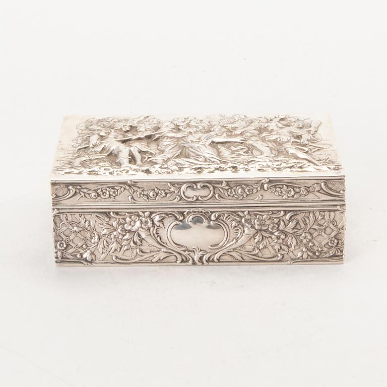 J. L SCHLINGLOFF, a german Hanau early 20th century silver box. Weight 400 gram.